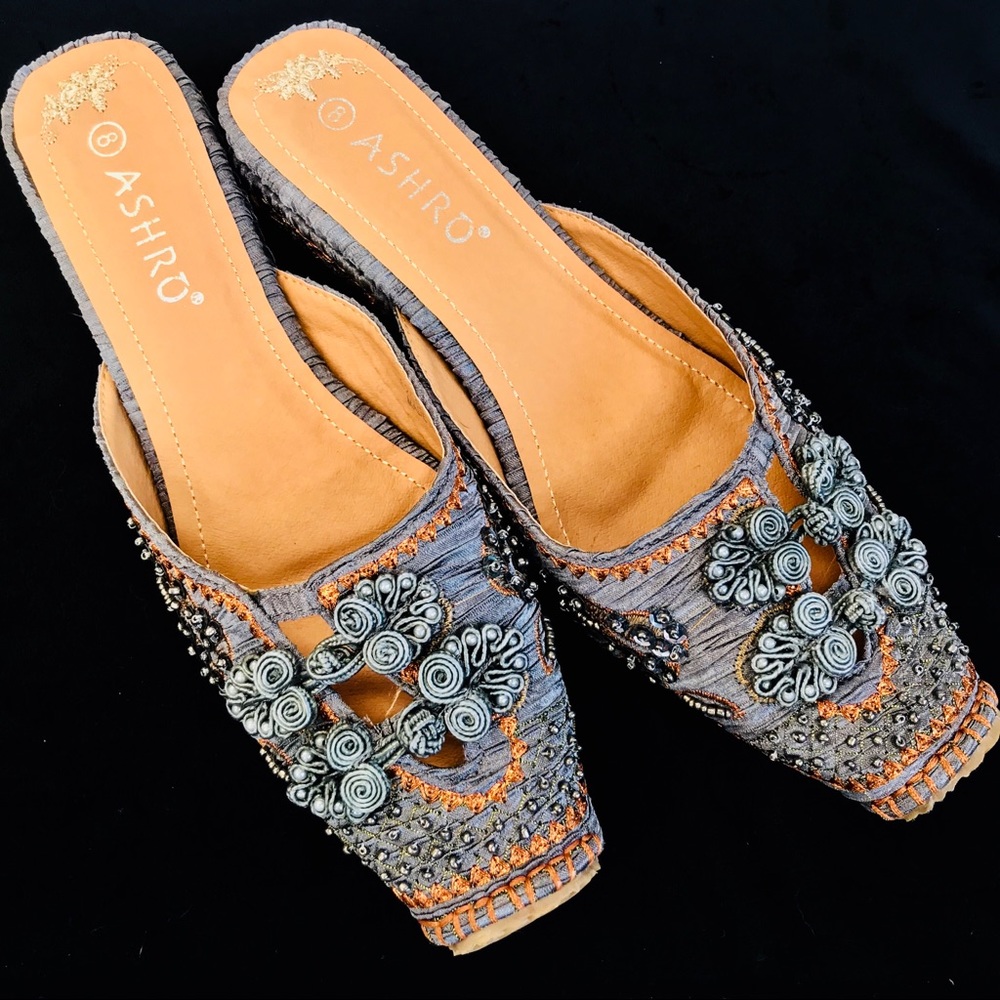 ⭐️ NWOT ASHRO Embroidered, Gray Slip-On Shoes